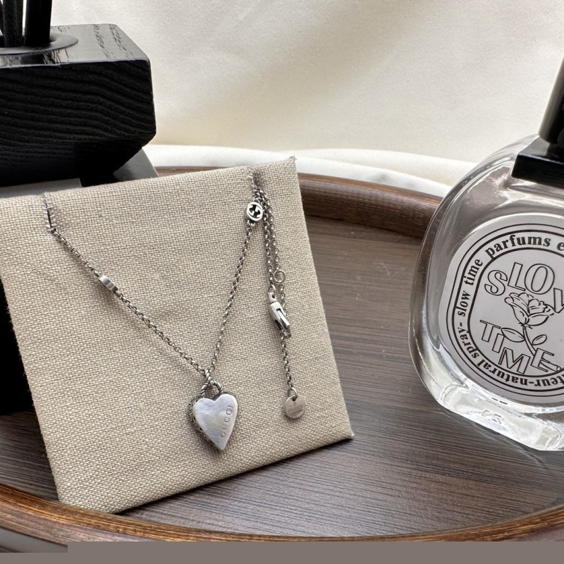 G*u*i necklaces